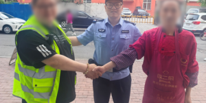 南岗分局执勤警力在中考巡逻勤务中服务多名考生